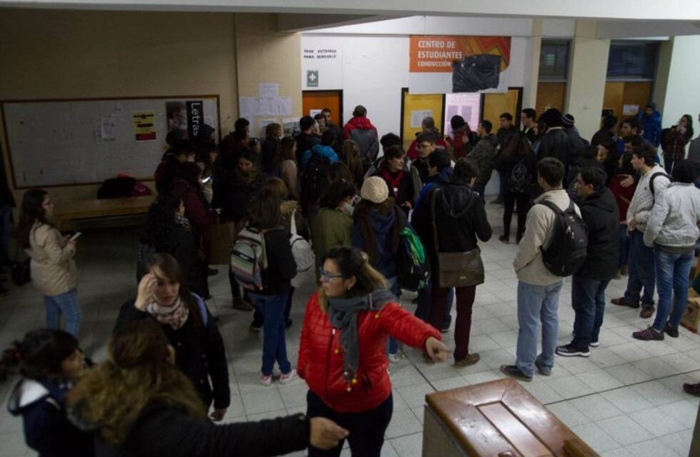 Tensión en una facultad por las elecciones de un centro de estudiantes