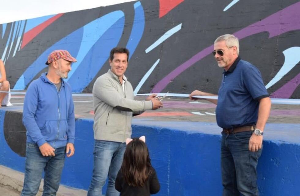 Puerto Quequén presentó la renovación del "Mural Reflejos"