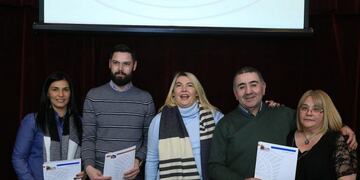 Entrega de certificados de la gobernadora