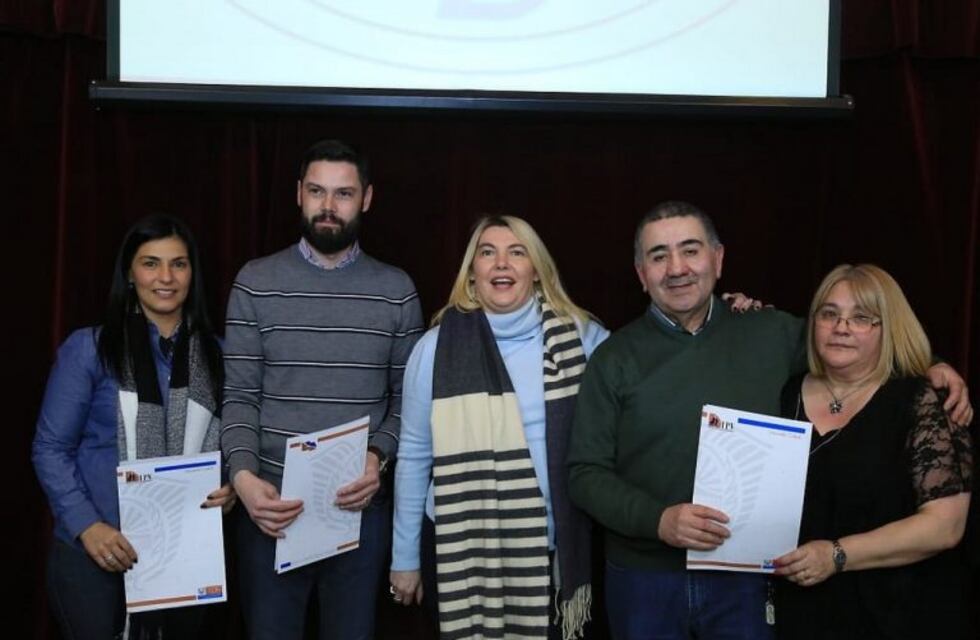 La gobernadora entregó certificado de regularización de domicilio a institución religiosa