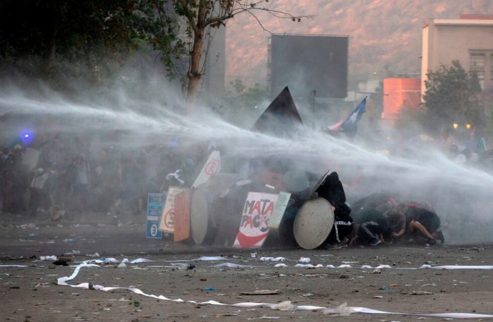 Fuego, piedras y gases lacrimógenos en Santiago de Chile