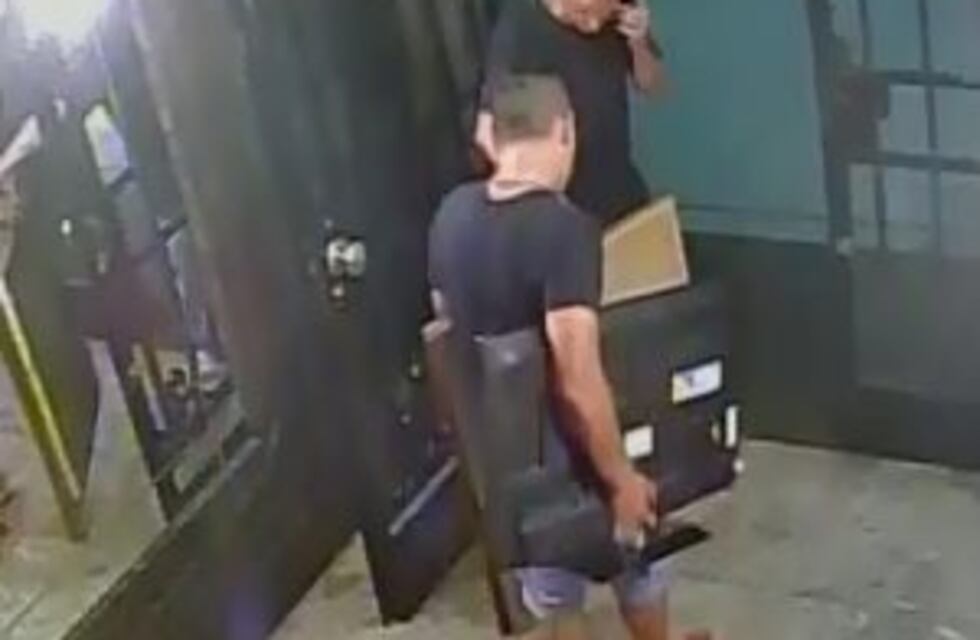 Buscan a delincuentes que quedaron grabados "vaciando" un departamento del centro