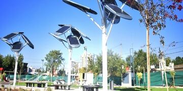 La Municipalidad de Godoy Cruz implementó en una plaza del barrio Fuchs los primeros árboles solares del país\u002E