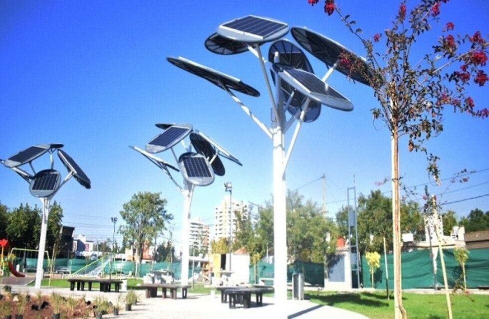 Godoy Cruz es la primera ciudad del país en contar con árboles solares