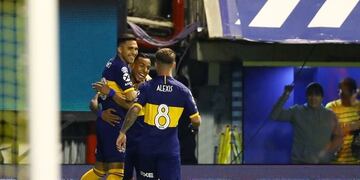 Todos los abrazos para el Rey en la Bombonera\u002E Su gol puso al Xeneize arriba, y dejó a Talleres como escolta\u002E