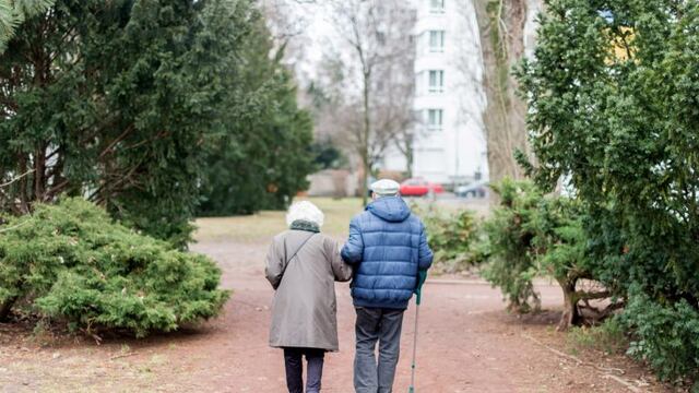 ARCHIVO - Una pareja de personas mayores pasea el 06/02/2017 por Berlu00edn, Alemania. El Consejo de Ministros de Alemania aprobu00f3 el 15/02/2017 un proyecto de ley para armonizar completamente las pensiones que cobran los jubilados del este y del oeste del pau00eds antes del 1 de enero de 2025. Foto:u00a0Sebastian Gollnow/dparn(Vinculado al texto de dpa