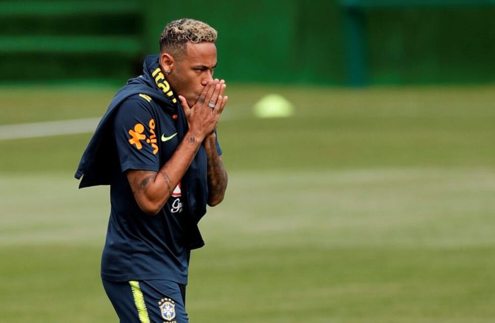 Neymar se entrenó diez minutos y se fue con dolor en su tobillo operado