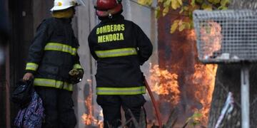 Bomberos rescató al niño de 11 años que quedó atrapado dentro de la casa. Imagen de archivo.