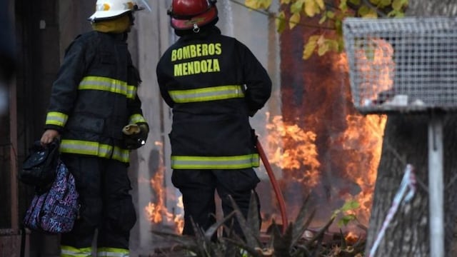 Bomberos sofocó el incendio en Tunuyán donde hubo dos turistas franceses heridos. Imagen de archivo.