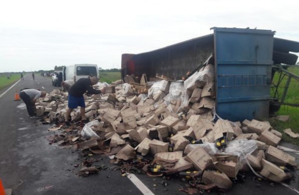 La Ruta 11 fue "regada" con 2.400 cajas de vino, por el vuelco de un camión