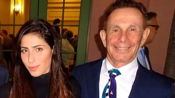 Su novia 55 años menor intentó estafarlo por una fortuna y terminó detenida