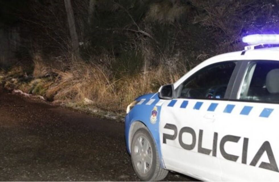 Encuentran a dos mujeres atadas en el borde de una ruta