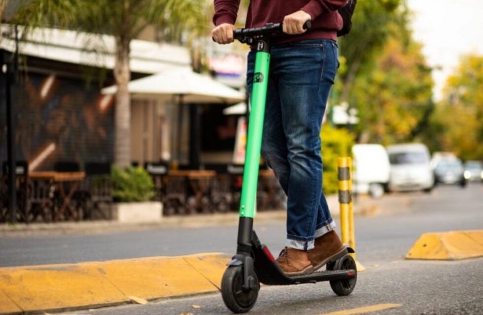 Un joven fue filmado manejando un monopatín por Panamericana a 80 km/h