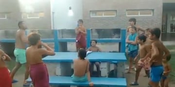 Ortigoza jugando con chicos de Estudiantes de Rio Cuarto\u002E