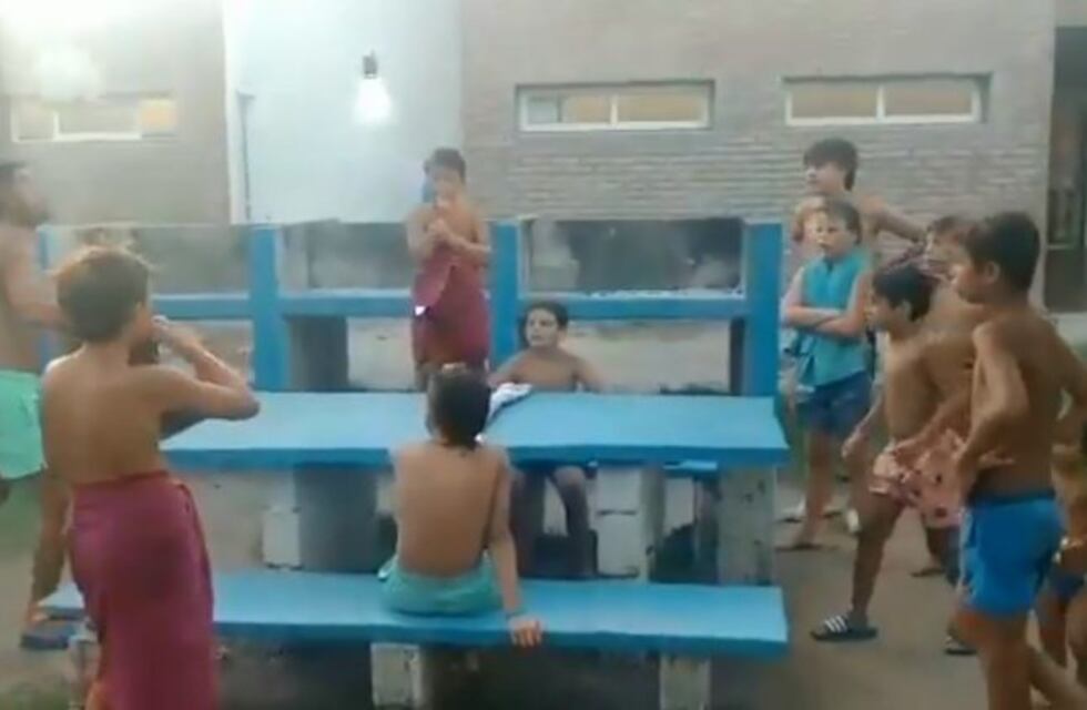 Nestor Ortigoza jugó al fútbol-tenis con los más chicos de Estudiantes de Río Cuarto