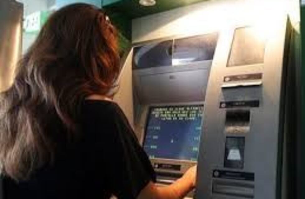 Una mujer policía le dio dinero de su bolsillo a  jubilados que tuvieron un percance en un cajero