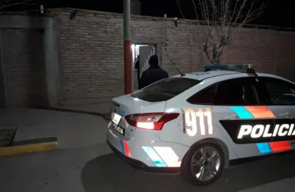 Pensaba que le era infiel con su hermano y la golpeó salvajemente