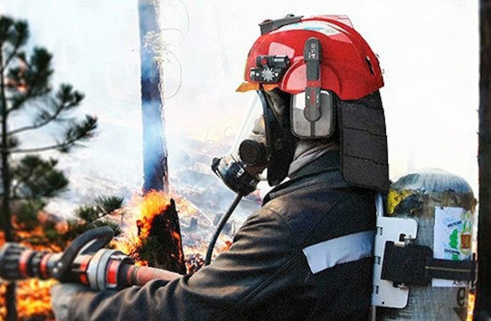 Diseñan un casco para mejorar la seguridad de los bomberos cordobeses