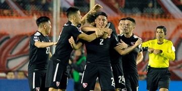 Argentina's Independiente defender Alan Javier Franco (C) celebrates with teammates after scoring against Chile's Deportes Iquique during their Copa Sudamericana 2017 second stage first leg football match, at Libertadores de America stadium in Avellaneda, Buenos Aires on July 12, 2017\u002E / AFP PHOTO / JAVIER GONZALEZ TOLEDO