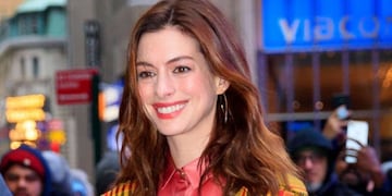 Anne Hathaway deslumbró en la alfombra roja con su panza de embarazada