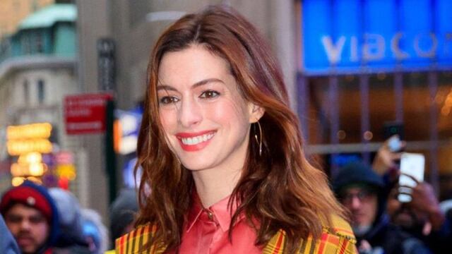 Anne Hathaway deslumbró en la alfombra roja con su panza de embarazada