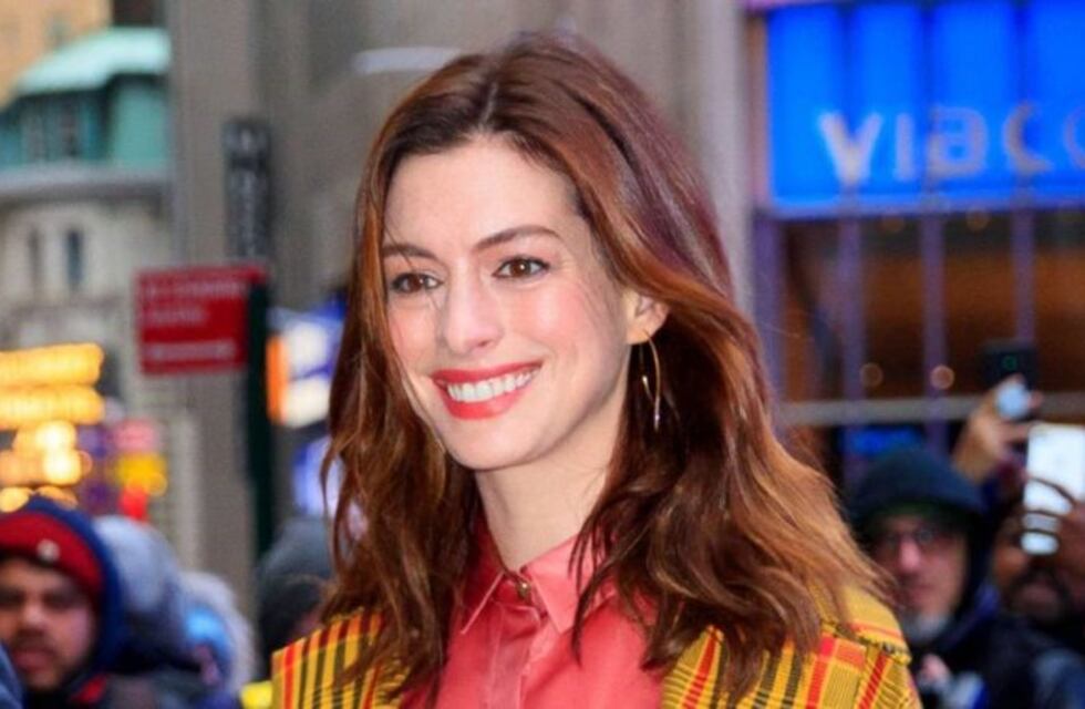 Anne Hathaway deslumbró en la alfombra roja con su panza de embarazada