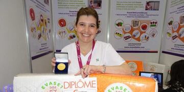 Lelis Hayipandelli con los dos kit y la medalla dorada