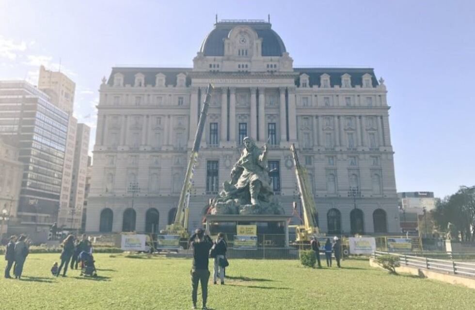 La escultura de Juana Azurduy ya está frente al Centro Cultural Kirchner