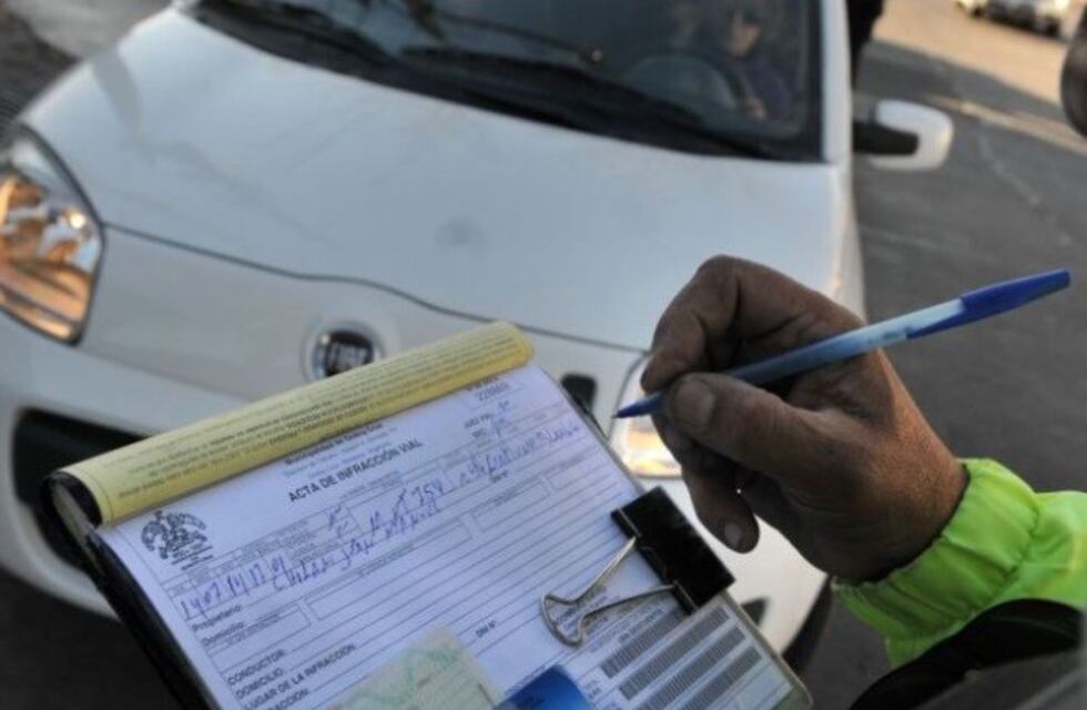 Retendrán los vehículos de personas que circulen de 2 a 6 de la madrugada sin autorización