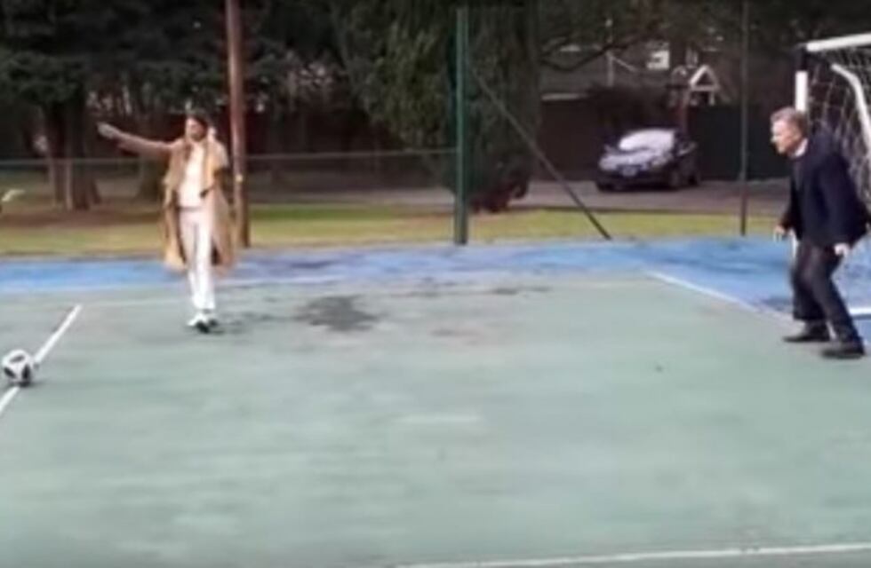 Mauricio Macri recibió un duro pelotazo en la ingle