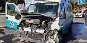 Grave accidente en Av San Martín entre una camioneta y una ambulancia de Vital