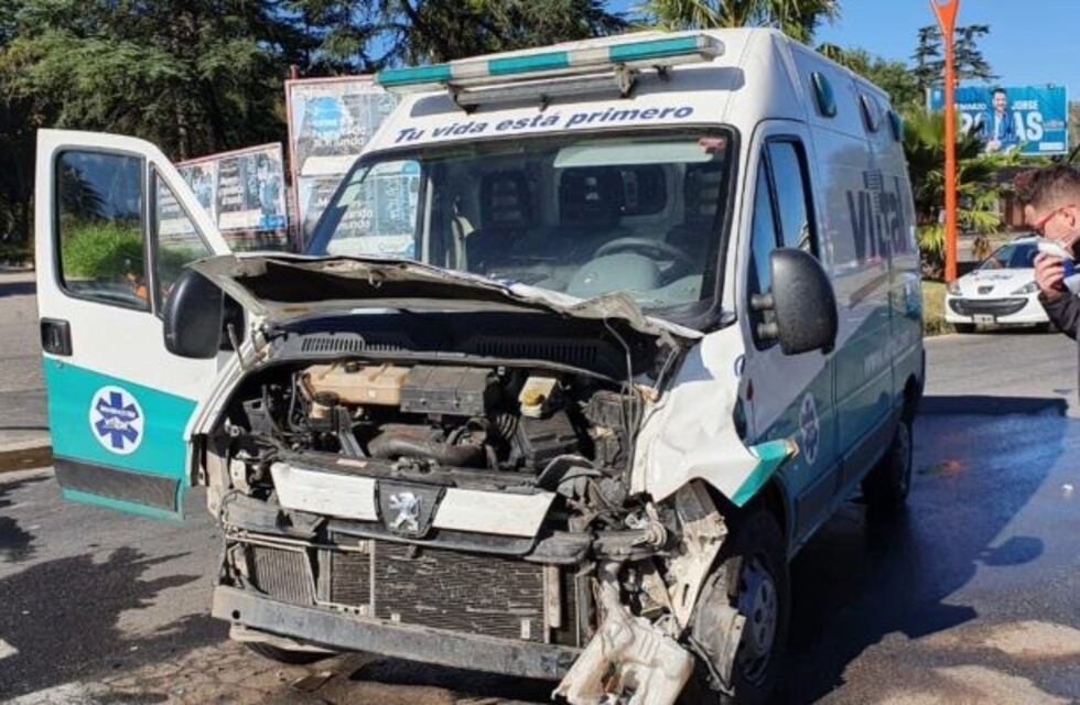 Gran choque entre una camioneta y una ambulancia en Carlos Paz