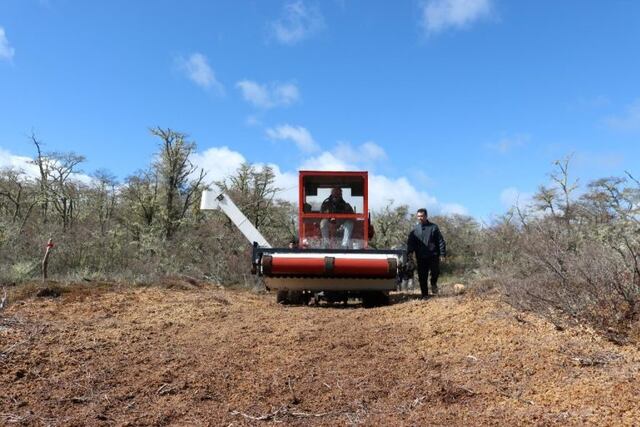 Primeras pruebas en el campo con la maquina extractora de turba