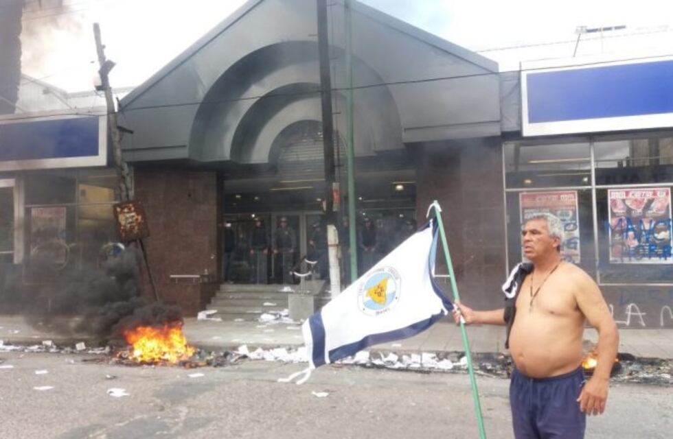 Represión e incidentes por despidos en un supermercado de Quilmes