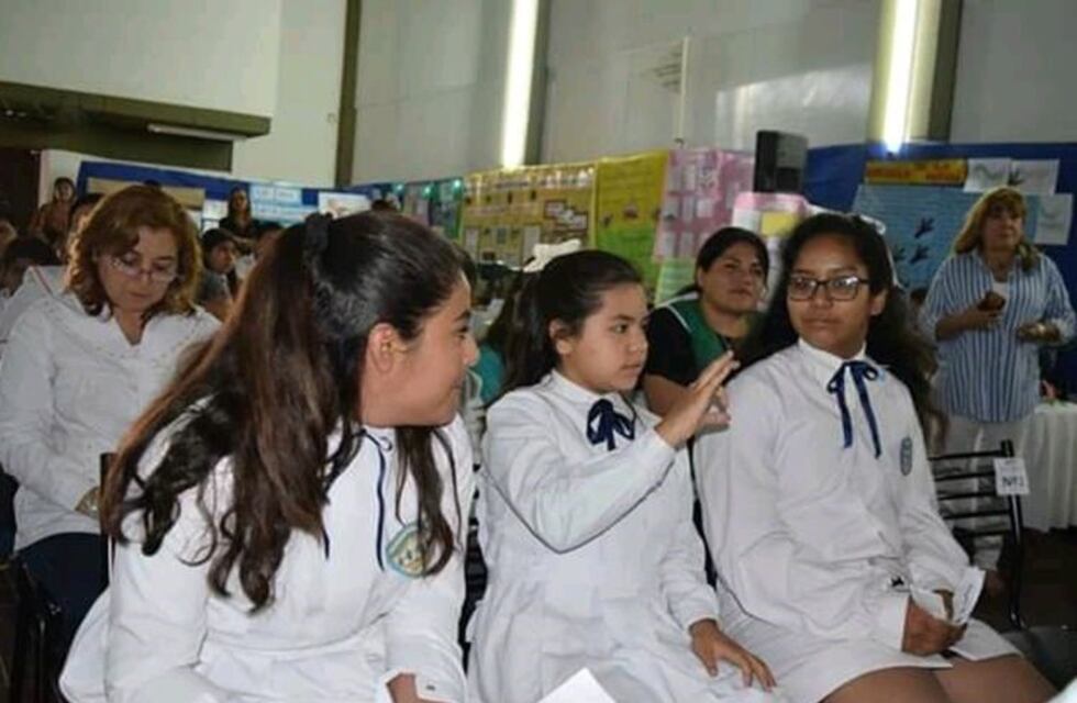 Alumnos aprenden lengua de señas para comunicarse con una compañerita sorda