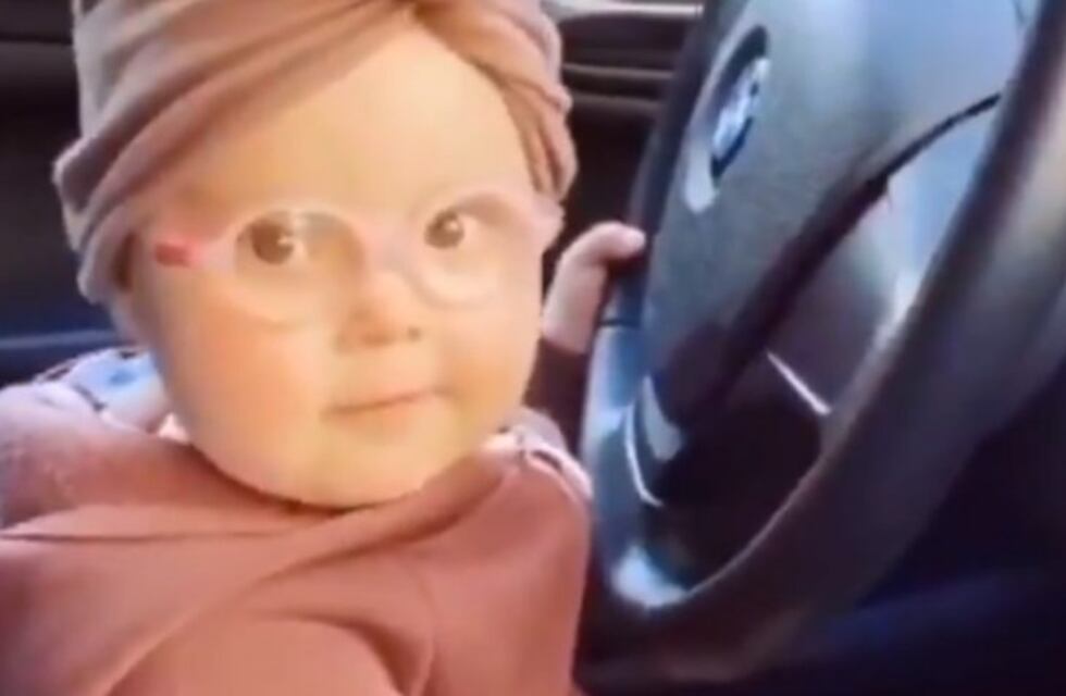 Bebé disfruta bailando música electrónica en el auto y el video enloquece las redes