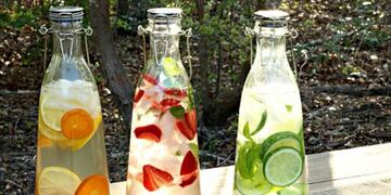 Especialistas recomiendan agregar frutas o hierbas a la jarra de agua, y armar una rutina para llegar a los 8 vasos diarios\u002E