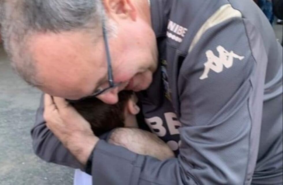 El tierno gesto de Bielsa con un nene que conmovió a los ingleses