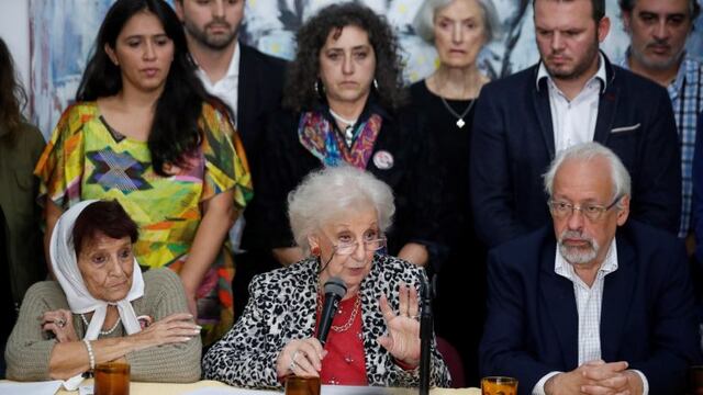 BAS03. BUENOS AIRES (ARGENTINA), 03/05/2017.- La titular de Abuelas de Plaza de Mayo, Estela de Carlotto (c), ofrece una rueda de prensa hoy, miu00e9rcoles 3 de mayo de 2017, en la sede de la organizaciu00f3n, en Buenos Aires (Argentina). De Carlotto expresu00f3 las cru00edticas de la organizaciu00f3n que lidera sobre la decisiu00f3n de la Corte Suprema de Argentina de aplicar una rebaja penitenciaria a un represor condenado por delitos de lesa humanidad durante la u00faltima dictadura militar (1976-1983). EFE/David Fernu00e1ndez