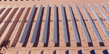 Parte de los paneles solares instalados en Cauchari, puestos en funcionamiento para la pruebas preliminares\u002E