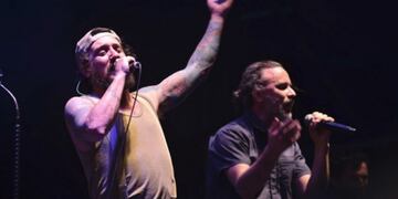 La banda uruguaya de rock y ska, integrada por Sebastián Teysera, alias El Enano (voz); Nicolás Mandril Lieutier (bajo); Sebastián Cebolla Cebreiro (voz); José Pepe Canedo (batería); Rafael Di Bello (guitarra); Santiago Butler (guitarra); Carlos Coli Quijano (saxofón) y Alejandro Piccone (trompeta), explotó el Le Pac\u002E