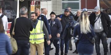 Fanáticos de todas partes, incluso de Usuhaia, esperando a Diego\u002E