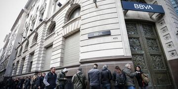 Personas hacen filas en bancos esperando el inicio de la jornada bursátil para retirar dinero en efectivo este lunes, luego de las restricciones que aplicara ayer el Gobierno sobre la moneda extranjera, en Buenos Aires (Argentina)\u002E Crédito: EFE/Juan Ignacio Roncoroni\u002E