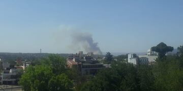 Incendio en Santa María de Punilla, visto desde Carlos Paz\u002E Foto: VíaCarlosPaz
