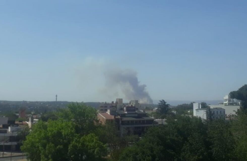 Bomberos trabajan para contener las llamas en Santa María de Punilla