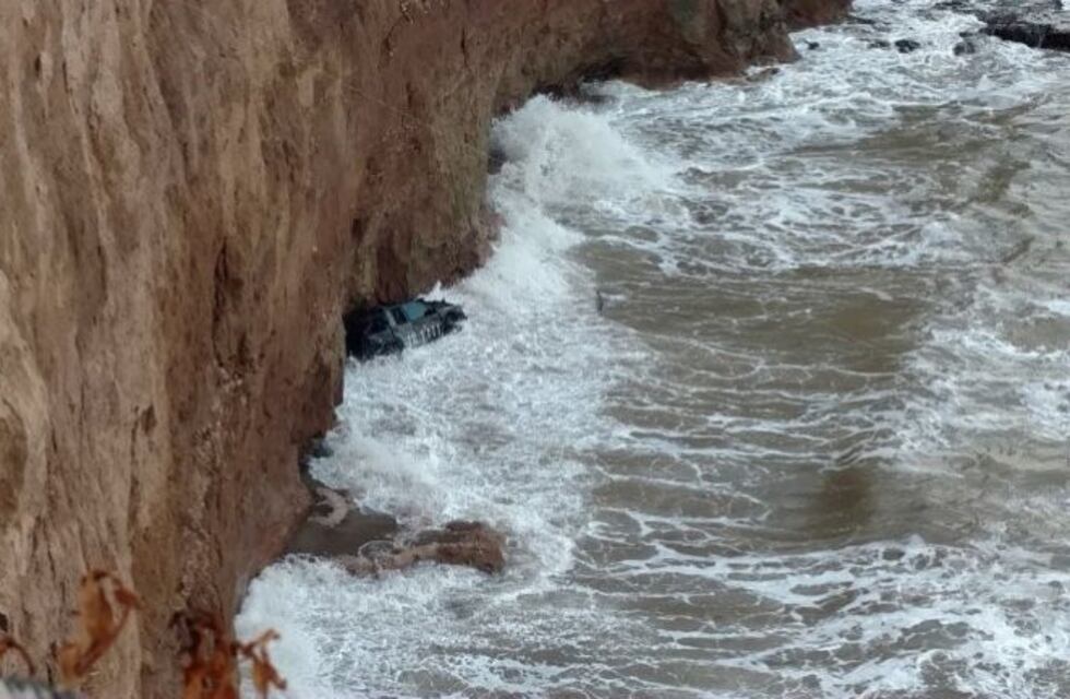 Mar del Plata: una camioneta cayó de un acantilado