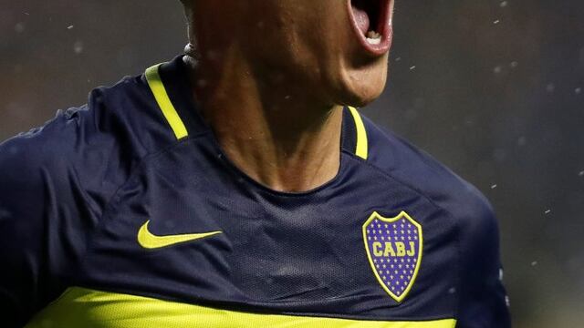 BUENOS AIRES (ARGENTINA), 18/12/2016.- El jugador Ricardo Centurion de Boca Juniors festeja un gol ante Colu00f3n de Santa Fe hoy, domingo 18 de diciembre de 2016, durante el partido entre Colu00f3n de Santa Fe y Boca Juniors, de la liga argentina, que podru00eda ser la despedida de Tu00e9vez como jugador de Boca, que se juega en el estadio La Bombonera de Buenos Aires (Argentina). EFE/David Fernu00e1ndez  cancha de boca juniors RICARDO CENTURION campeonato torneo primera division 2016 futbol futbolistas partido boca juniors colon de santa fe