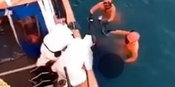 Apareció flotando el cuerpo de un marinero en el Puerto de Mar del Plata (Captura de video de Twitter @rogarrone)