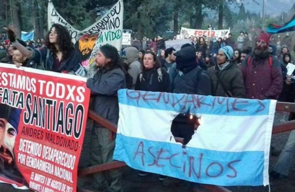 Quemaron una bandera argentina durante una manifestación por Santiago Maldonado en El Bolsón