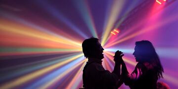 dia de los enamorados pareja bailando en un boliche\r\n\r\nA couple dances in the central Slovakia resort of Donovaly on the eve of St Valentines Day on February 13, 2010\u002E AFP PHOTO/JOE KLAMAR eslovaquia celebracion del dia de san valentin en el mundo